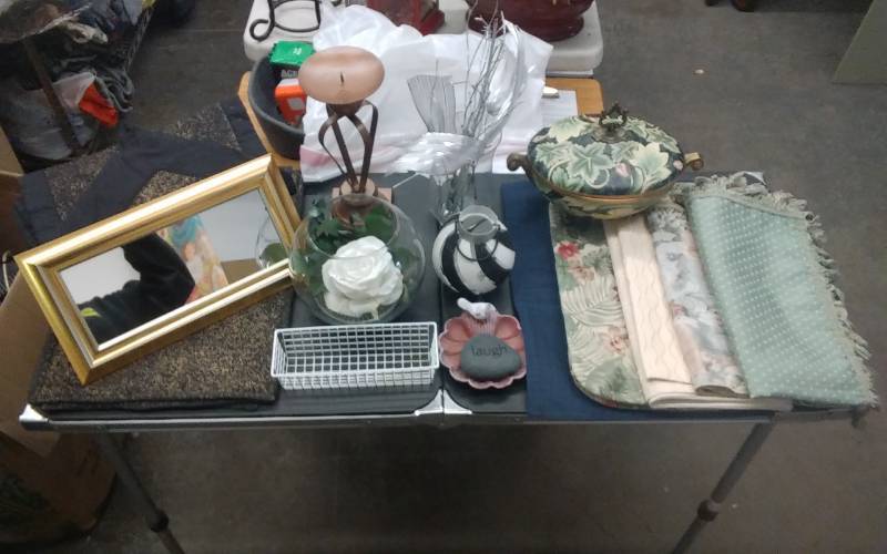 lot 49 image: Lot Of Table Decor