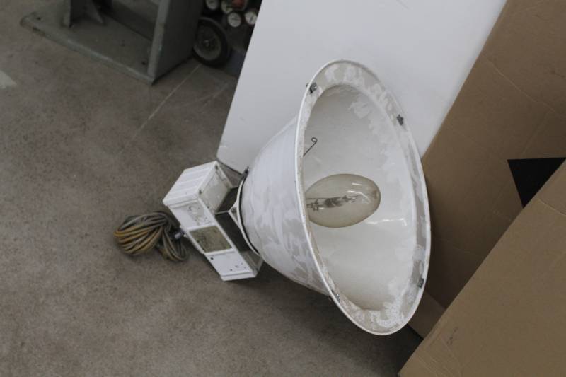 lot 185 image: 1999 Cooper Lighting Light Fixture