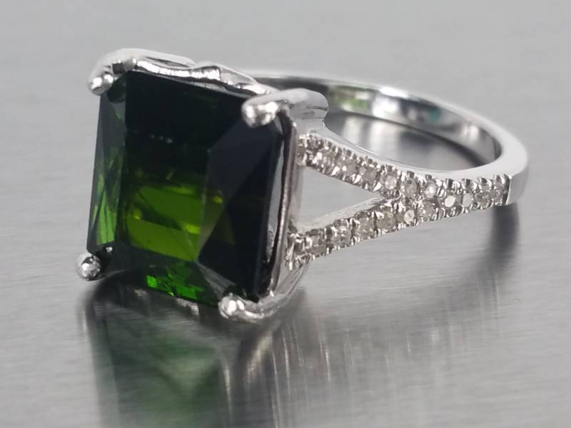 lot 20 image: Green Tourmaline and Diamond Estate Ring in 14k White Gold