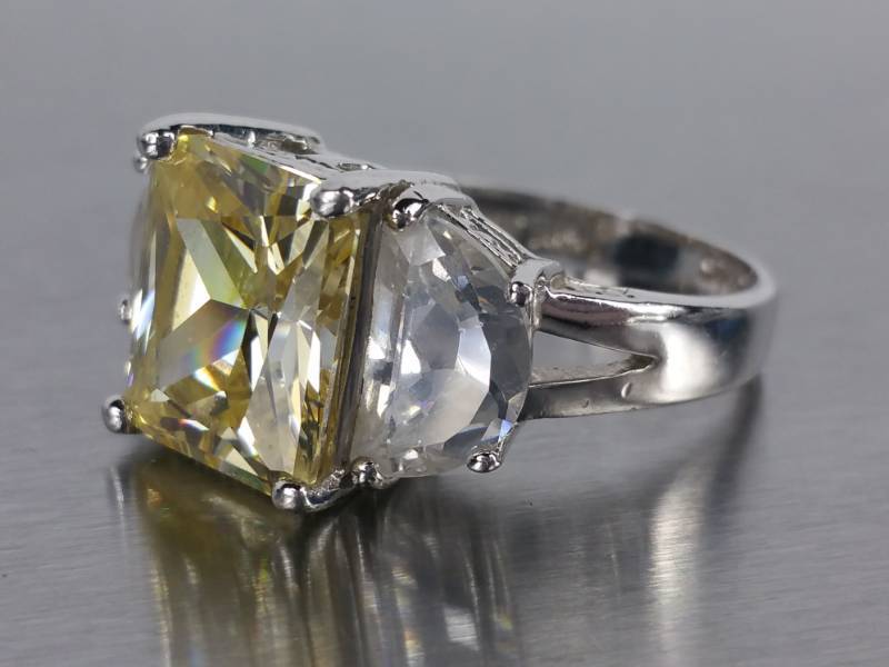 lot 28 image: Lovely Ladies Sterling Silver Estate Ring