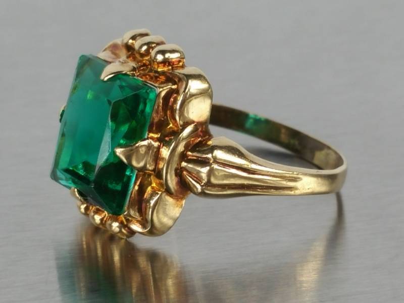 lot 32 image: Green Stone Estate Ring in 10k Yellow Gold