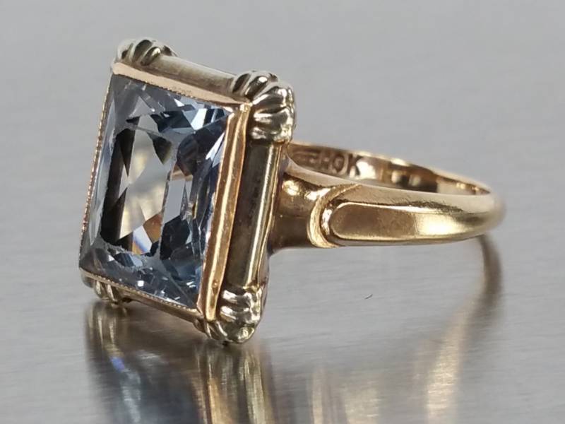 lot 34 image: Grayish Blue Gemstone Set in a 10k Gold Vintage Estate Ring