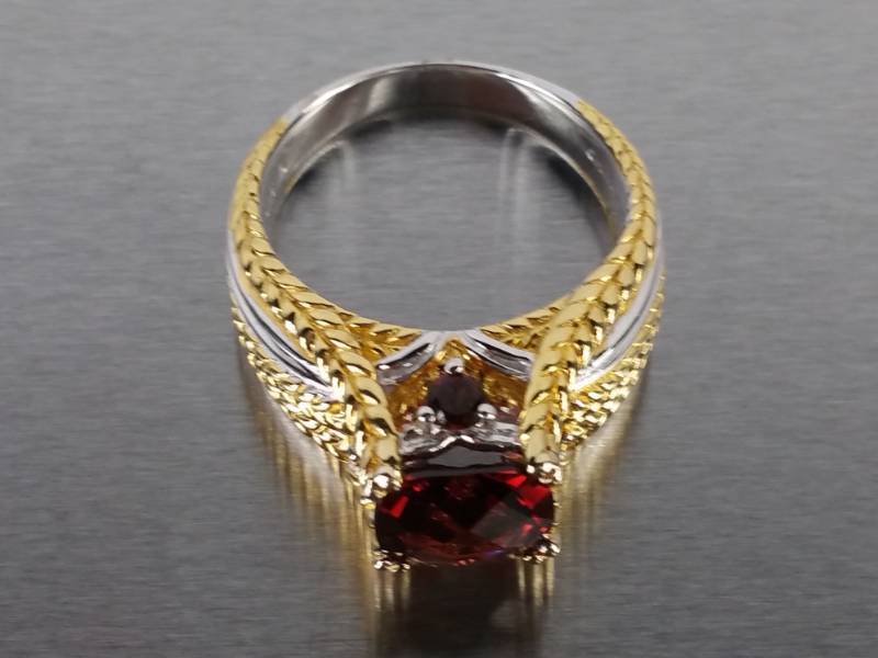 lot 35 image: Beautiful Designer Garnet Estate Ring set in Sterling Silver