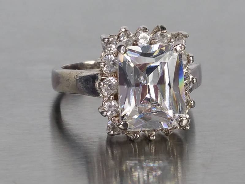 lot 45 image: Gorgeous Ladies Estate Ring in Sterling Silver