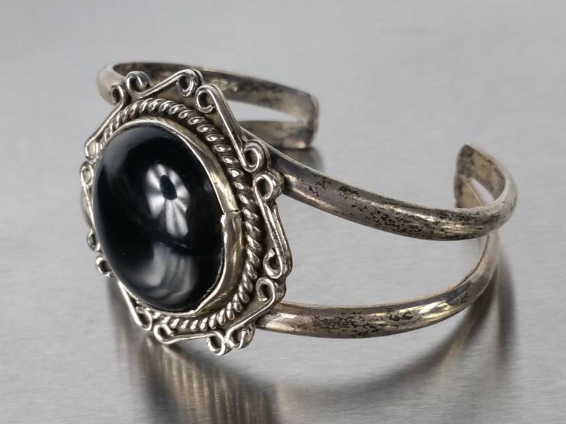 lot 63 image: Large Cabochon Black Onyx Southwest Sterling Silver Estate Bracelet