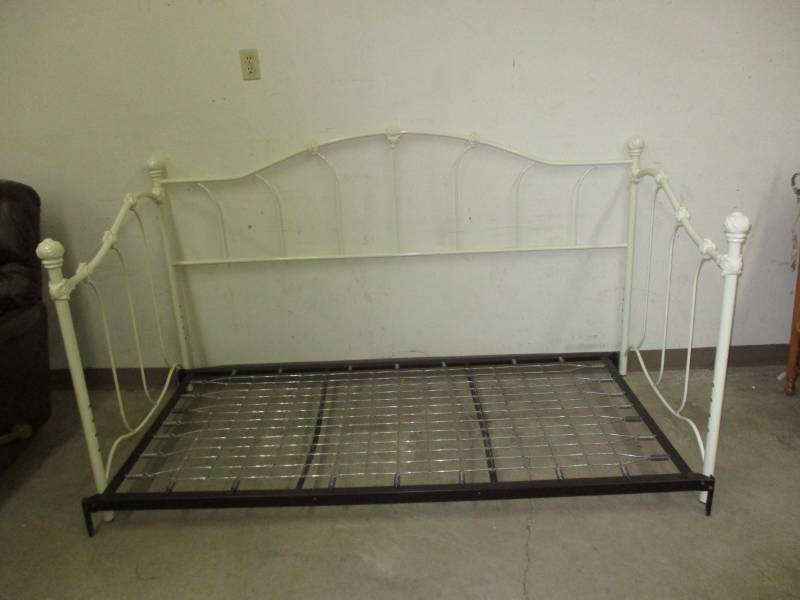 Day bed Heavy duty metal back and sides