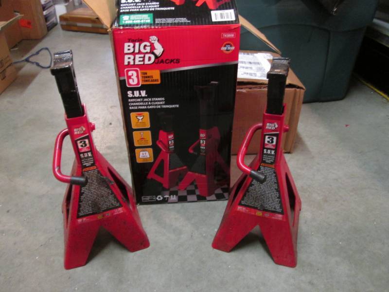 lot 3 image: Pair of Big Red 3-Ton Ratchet Jack ...