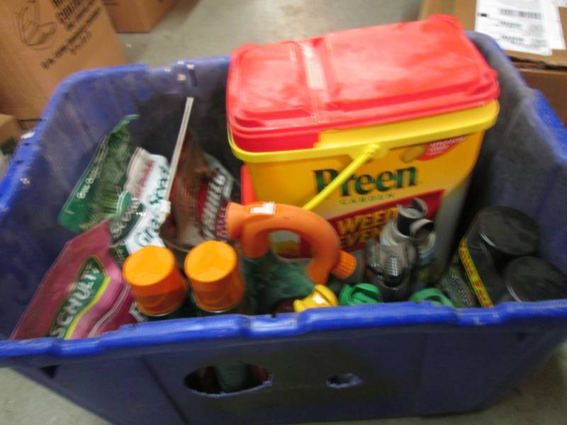 lot 10 image: Tote Full of Misc Yard Care and Bug...