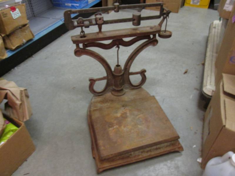 lot 29 image: Vintage Fairbanks Scale  A-4...