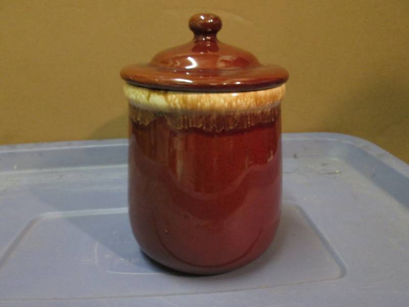 lot 31 image: McCoy 135 Canister 7 12 Tall  C-3...