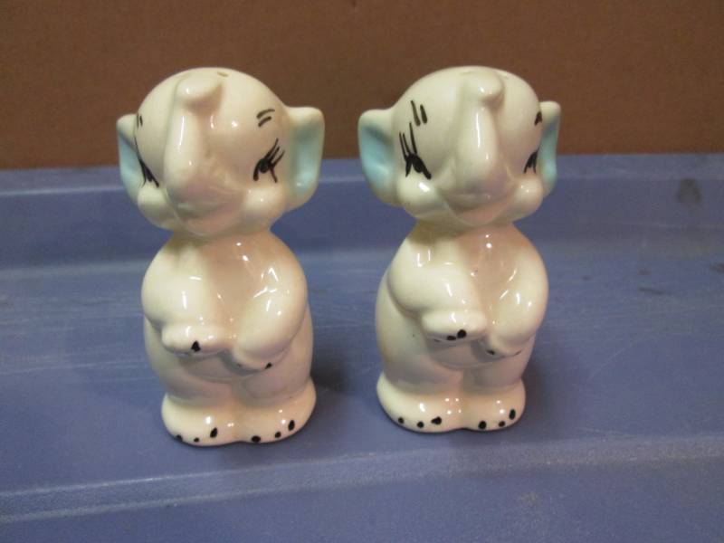 lot 33 image: Vintage Ceramic Salt & Pepper Shake...