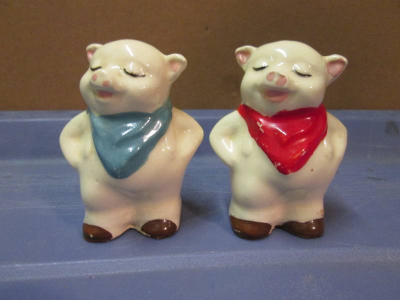 lot 34 image: Vintage Ceramic Salt & Pepper Shake...