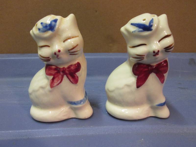 lot 36 image: Vintage Ceramic Salt & Pepper Shake...