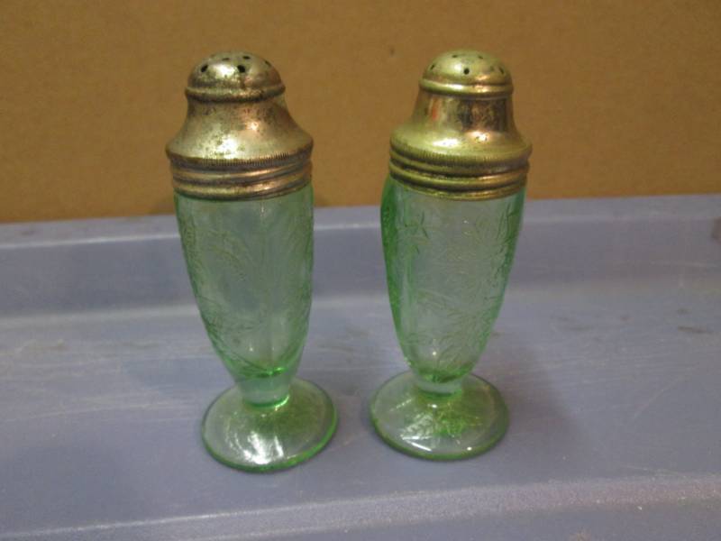 lot 46 image: Vintage Green Glass Salt & Pepper S...