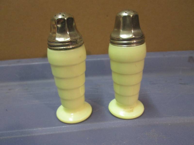 lot 47 image: Vintage Art Deco Salt & Pepper Shak...