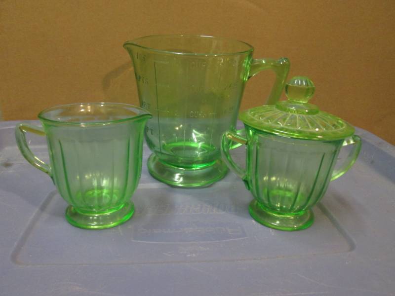lot 48 image: Green Glass 1 Quart Measuring Cup w...