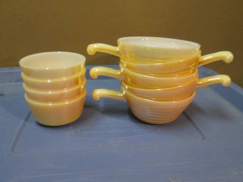 lot 49 image: 9 Anchor Hocking Fire King Bowls  C...