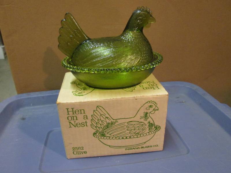 lot 50 image: Vintage Indiana Glass Co Hen On A N...