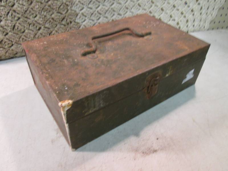 lot 78 image: Vintage Falls City Metal Tackle Box...