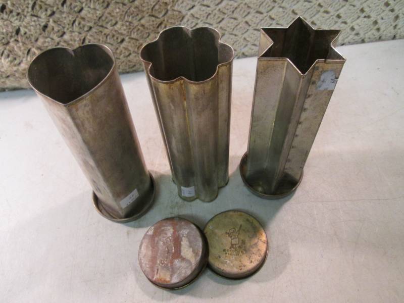 lot 91 image: Vintage Cookie Cutters See photos. ...