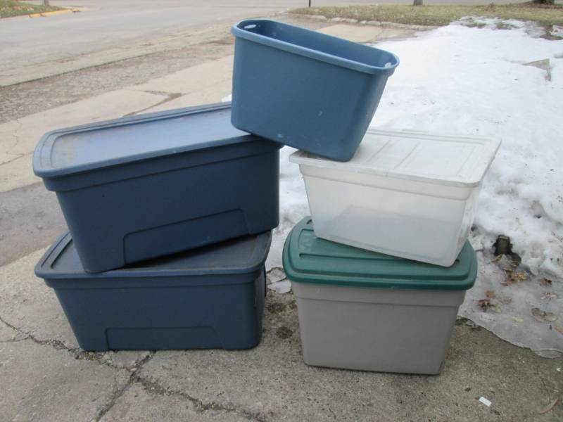 lot 124 image: Lot of Misc Plastic Totes 1 with no...