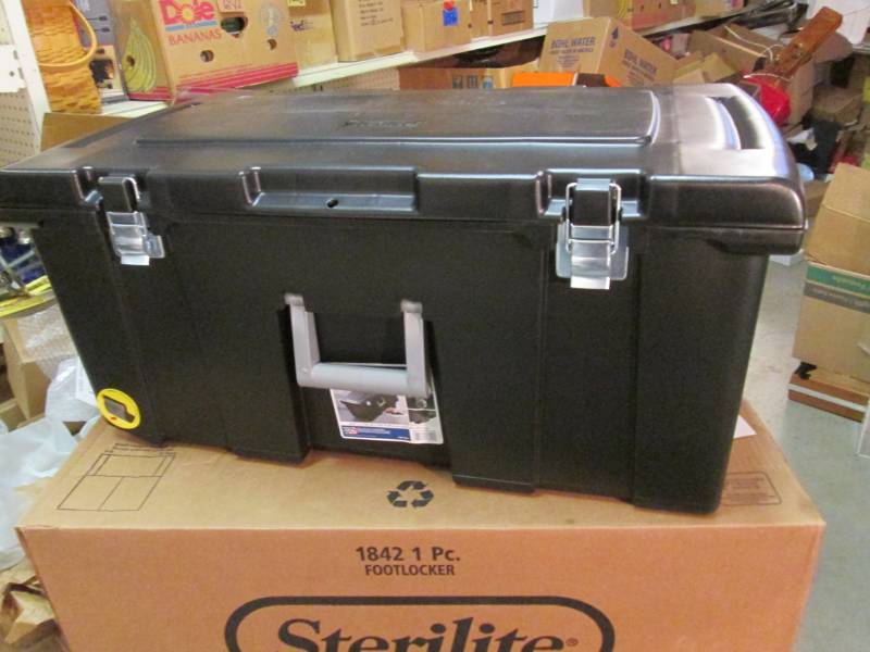 lot 140 image: Sterilite 92 quart Footlocker Stora...