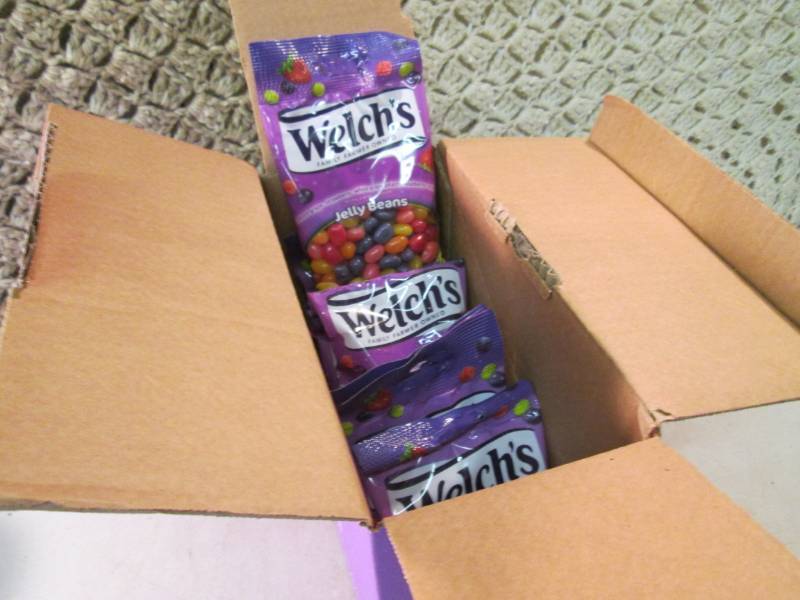 lot 144 image: Box of 8 Bags of Welchs Jelly Bean...