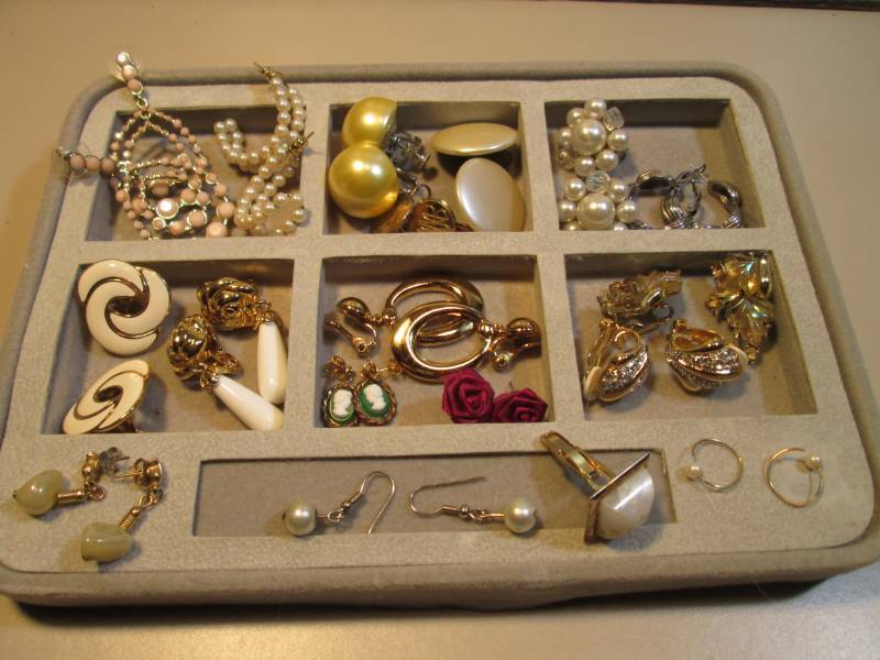 lot 171 image: Tray of Misc Earrings  RMDR...