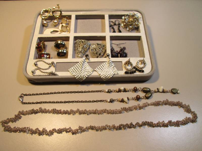 lot 172 image: Tray of Misc Jewelry  RMDR...