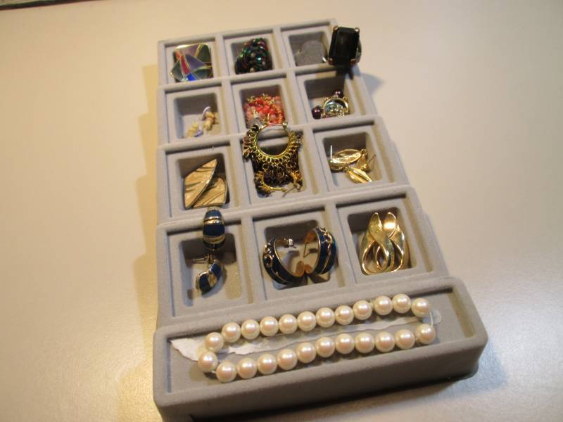lot 173 image: Tray of Misc Jewelry RMDR...