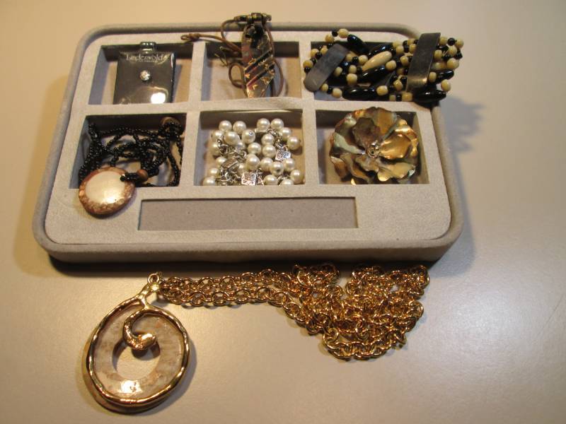 lot 175 image: Tray of Misc Jewelry  RMDR...