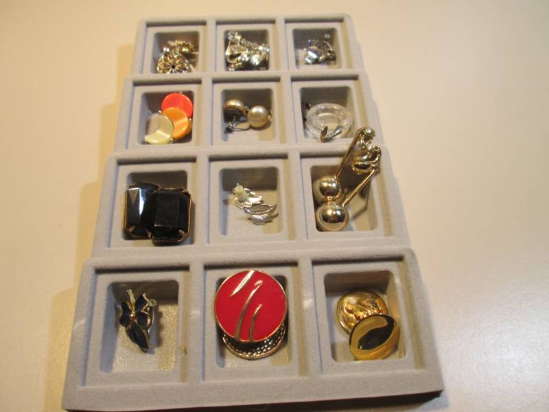 lot 178 image: Tray of Misc Earrings  RMDR...