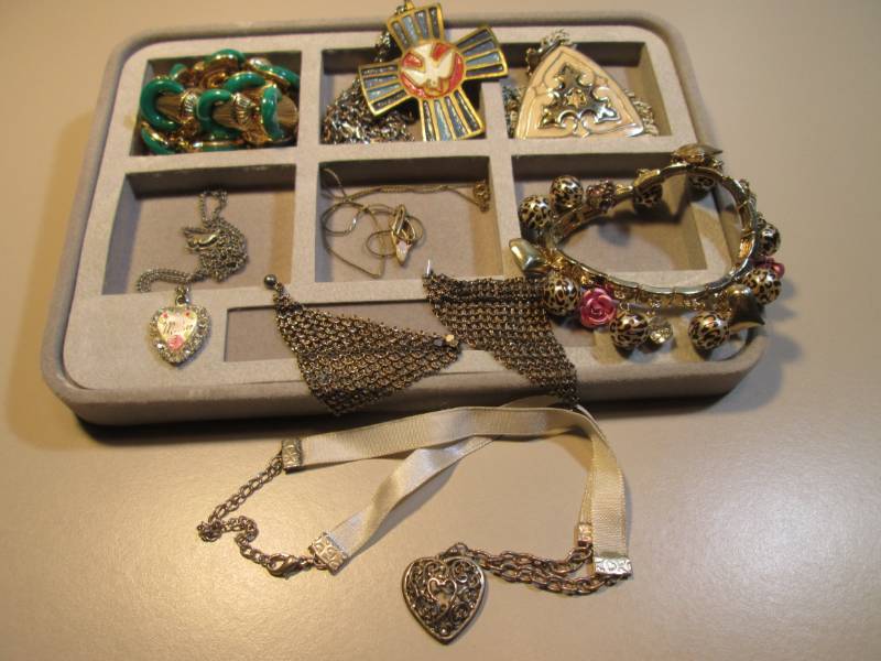 lot 180 image: Tray of Misc Jewelry  RMDR...