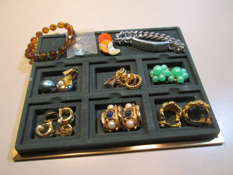 lot 182 image: Tray of Misc Jewelry  RMDR...