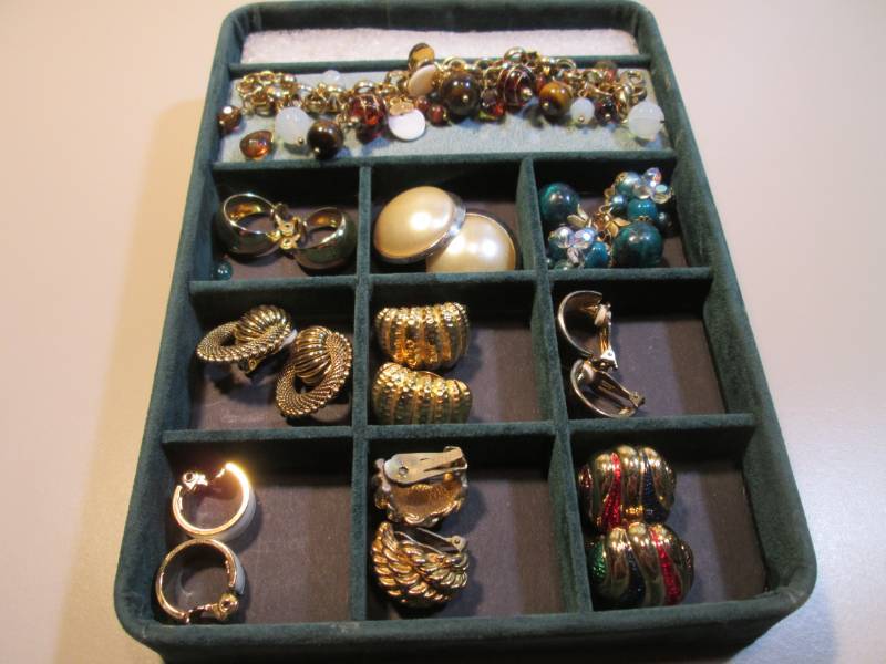 lot 183 image: Tray of Misc Jewelry  RMDR...