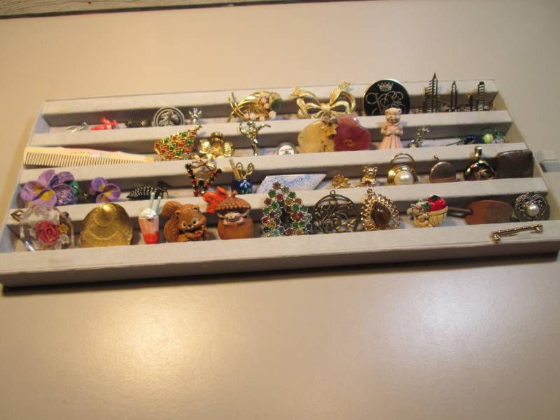 lot 185 image: Tray of Misc Jewelry  RMDR...