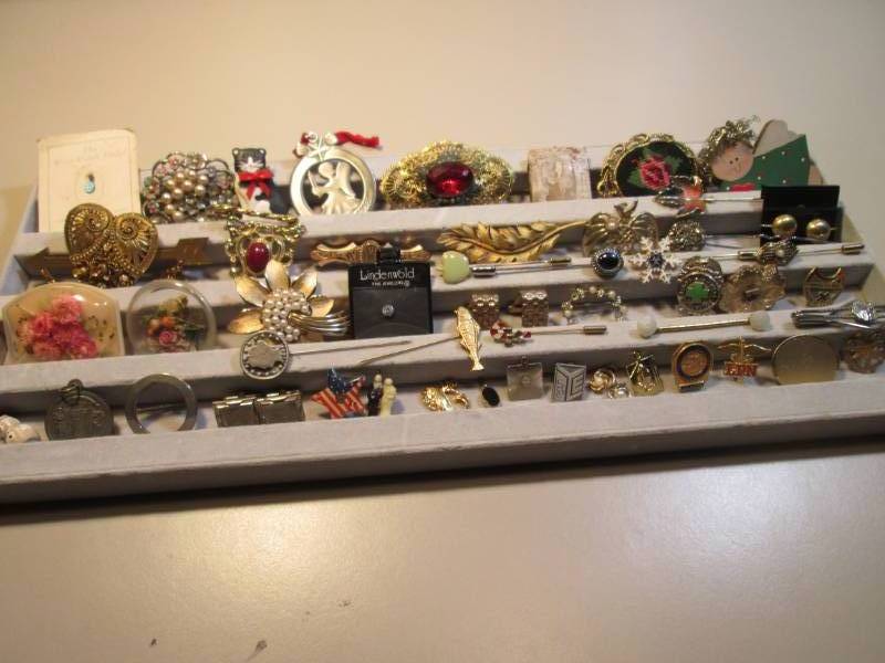 lot 186 image: Tray of Misc Jewelry  RMDR...