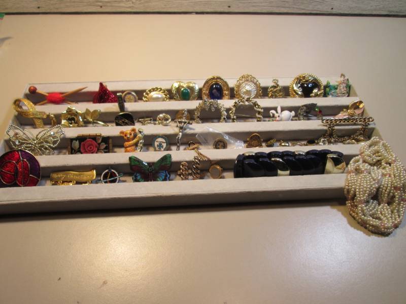 lot 187 image: Tray of Misc Jewelry  RMDR...