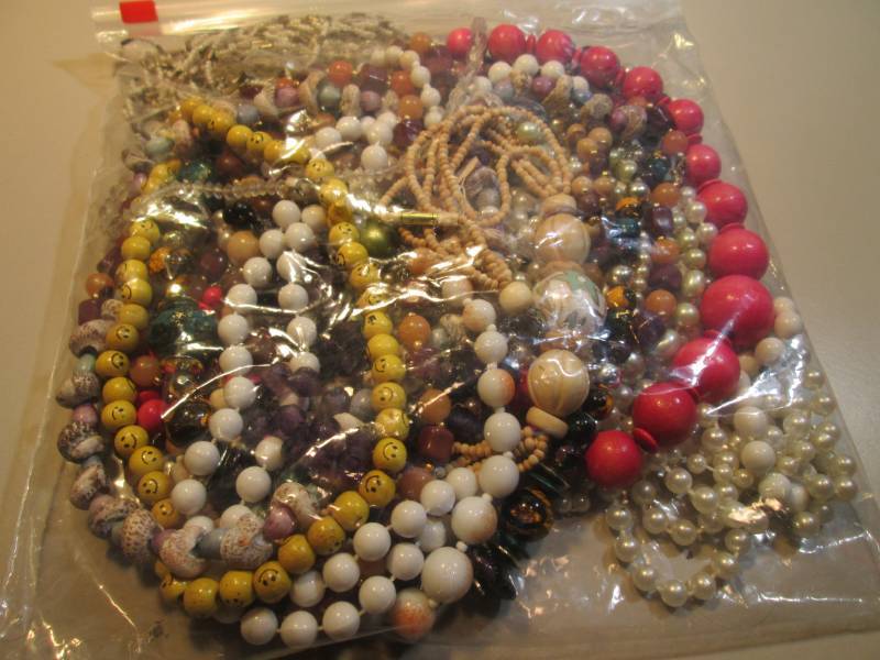 lot 191 image: Bag Full of Necklaces  RMDR...