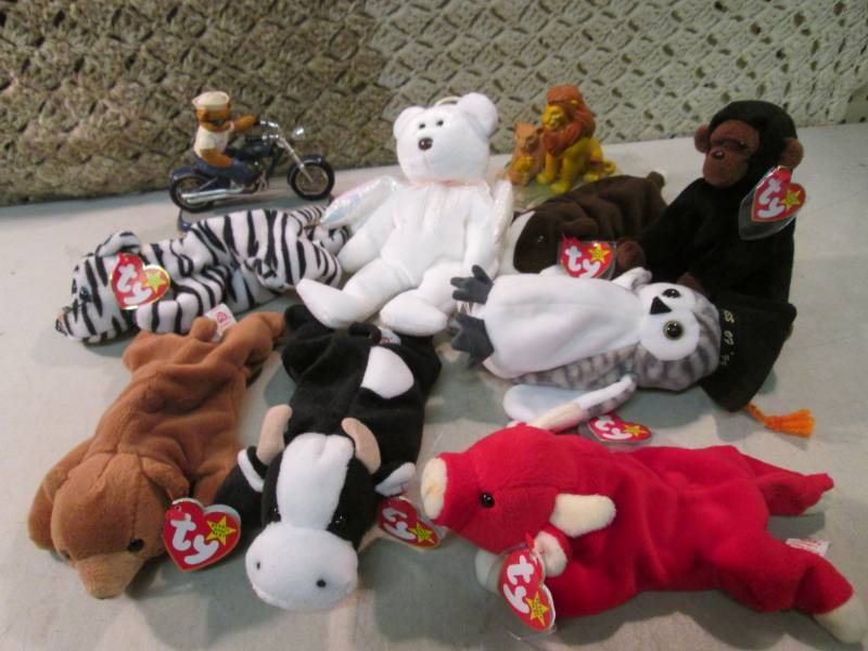 lot 194 image: Lot of TY Beanie Babies and 2 Figur...