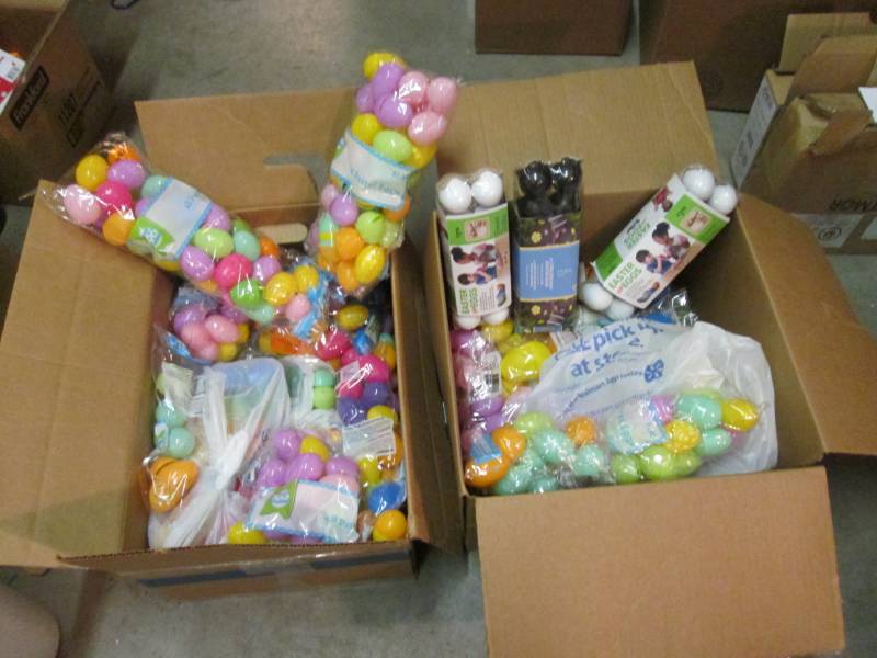 lot 203 image: Large Lot of Plastic Easter Eggs  D...
