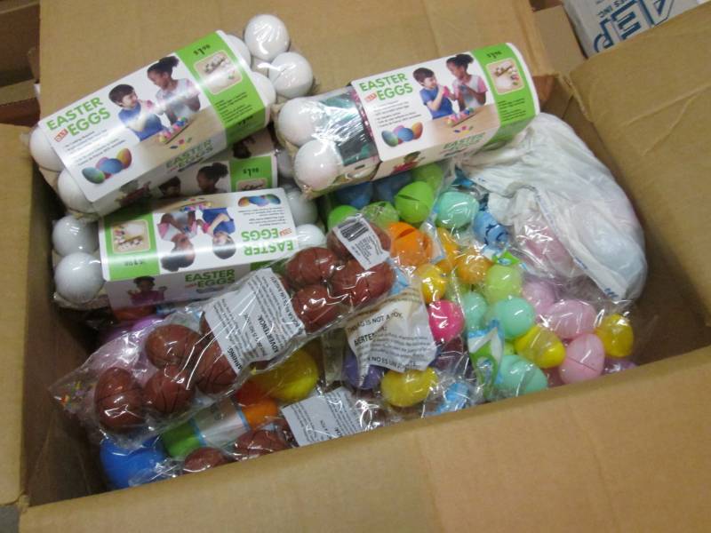 lot 205 image: Lot of Misc Plastic Easter Eggs  D-...
