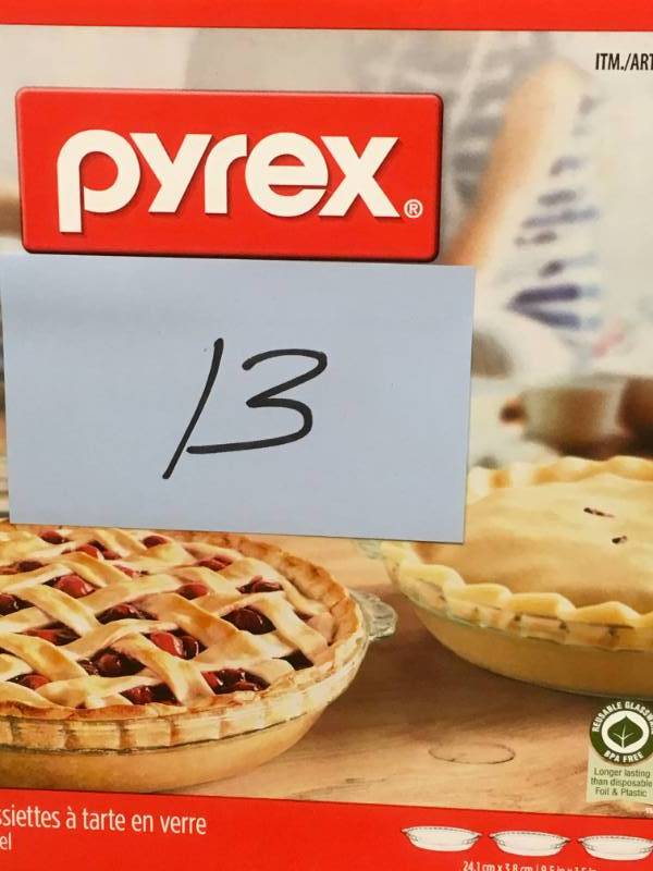 lot 13 image: Pyrex 3-Pack Easy Grab Glass Pie Plate not used