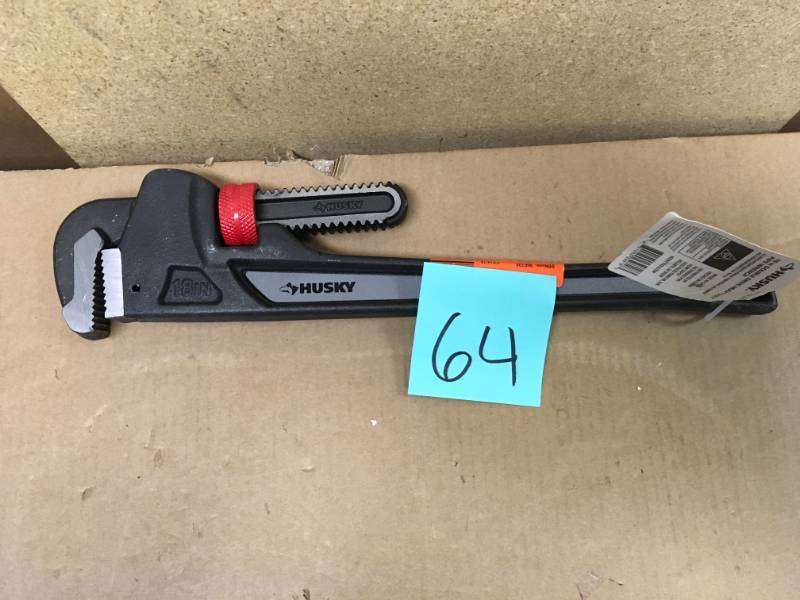 lot 64 image: Husky 18 in. Heavy Duty Pipe Wrench in good condition