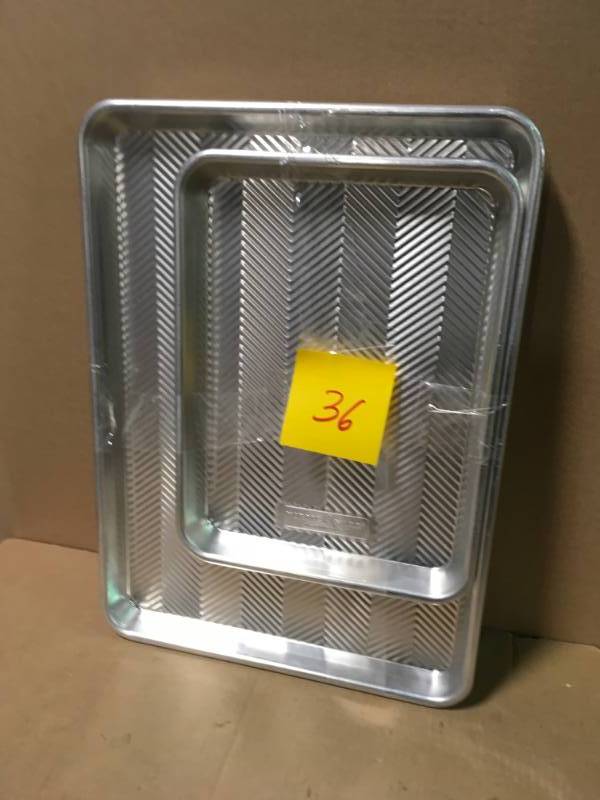 lot 36 image: Set of 2 Baking Pans in very good condition