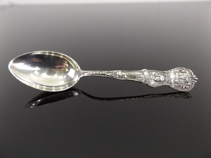 lot 29 image: Antique .925 Sterling Silver St. Louis Souvenir Spoon