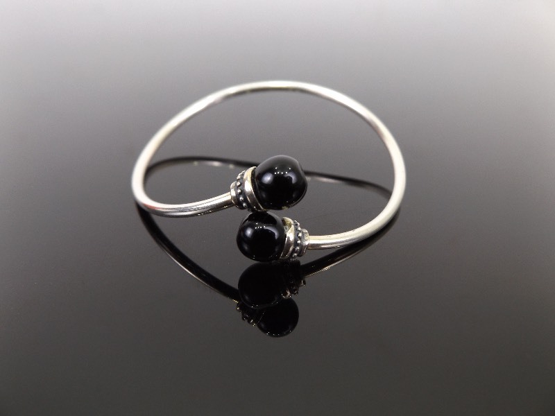 lot 46 image: .925 Sterling Silver Onyx Ball Open Bangle Bracelet