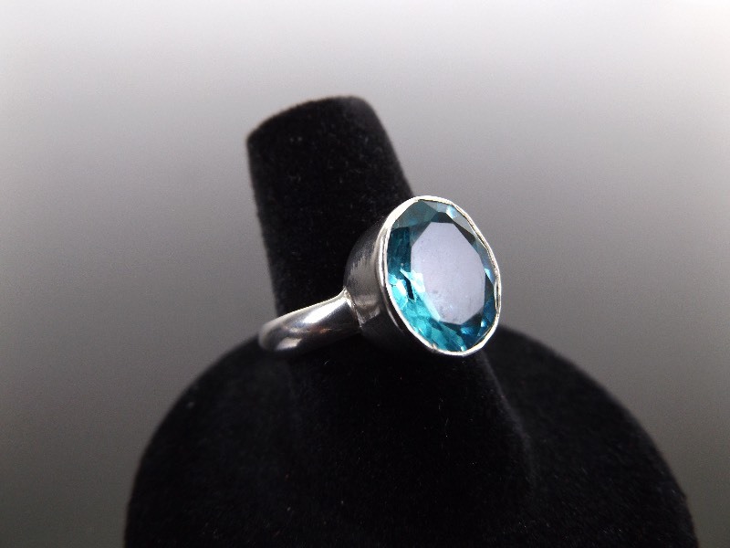 lot 75 image: .925 Sterling Silver Faceted Blue Topaz Ring Size 7.5
