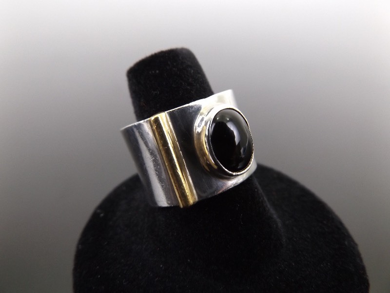 lot 77 image: .925 Sterling Silver 14k Bar Accented Onyx Cabochon Ring Size 8