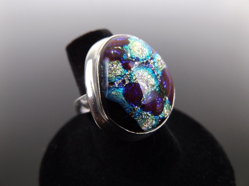 lot 81 image: .925 Sterling Silver Purple Dichroic Art Glass Ring Size 7